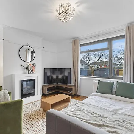 Large 4 Bed, Sleeps 10, Free Parking, M1&M69 & Leicester City, Garden, Contractors And Long Stays-3