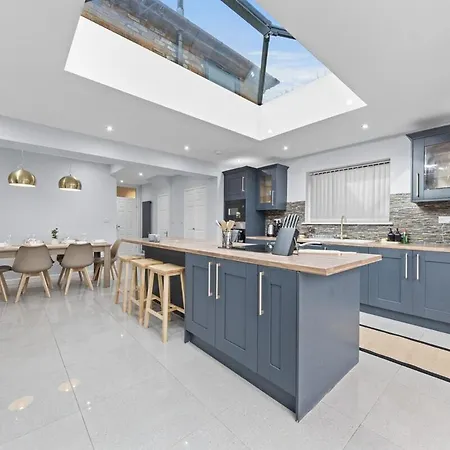 Large 4 Bed, Sleeps 10, Free Parking, M1&M69 & Leicester City, Garden, Contractors And Long Stays-2